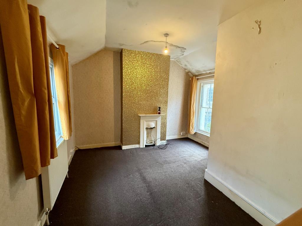 Lot: 119 - HOUSE FOR IMPROVEMENT - Bedroom